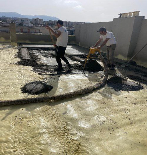 Lavoro di posa della schiuma poliuretanica impermeabilizzante Membrapol