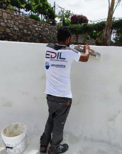 Stesura prodotti Membrapol per ristrutturazione e impermeabilizzazione della piscina