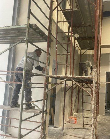 Realizzazione delle tramezzature in cartongesso nel capannone