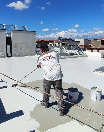 Il nostro operatore che esegue l'impermeabilizzazione del lastrico solare con Membrapol